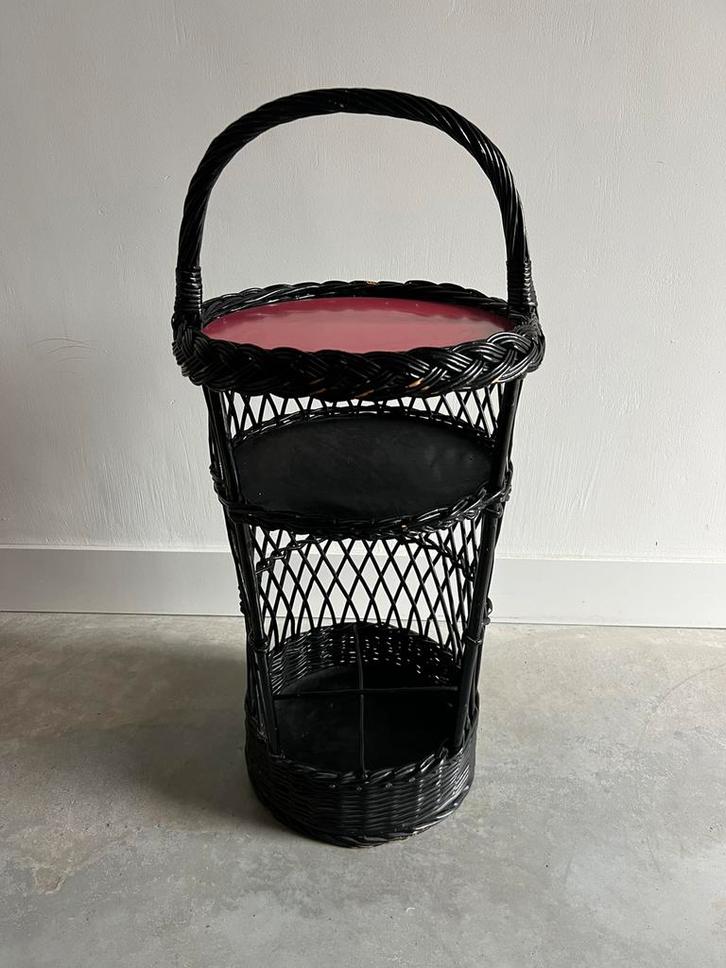 Vintage bijzettafel met ingebouwde flessenhouder. Mini bar, Huis en Inrichting, Tafels | Bijzettafels, Zo goed als nieuw, Ophalen