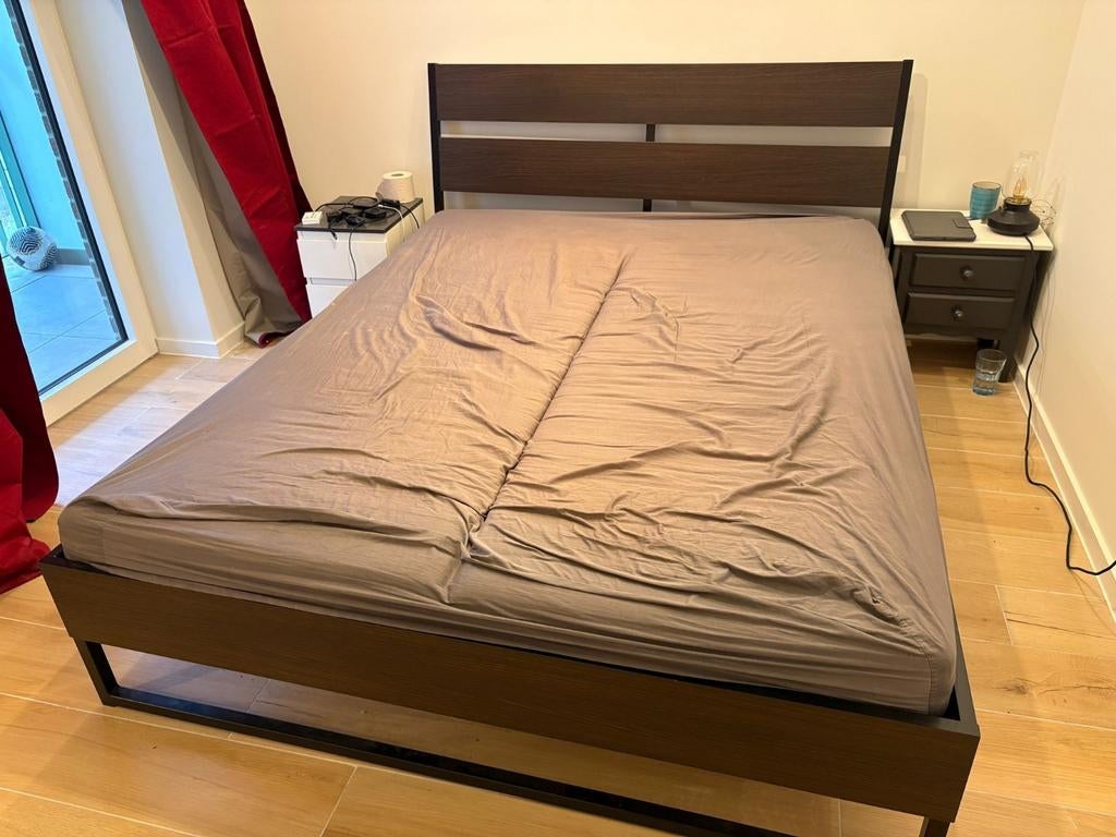 Bed 1m80 te geef + 2 nachtkastjes in Gent, Ophalen