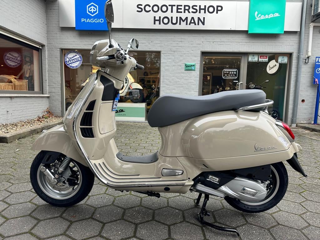Vespa GTS 125 cc Beige Avvolgente 80th Edition (nr.17), Vélos & Vélomoteurs, Neuf, Essence, 125 cm³, Autres modèles