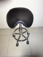 Kruk 70 cm hoog met 5 draaiwielen en lederen zit NIEUWSTAAT, Ophalen, In hoogte verstelbaar, Zo goed als nieuw, Staal