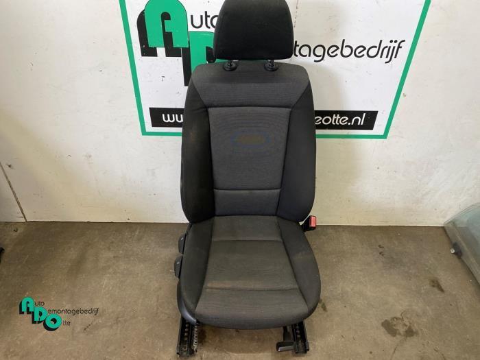 Siège droit d'un BMW 1-Serie (1-Serie 03-), Autos : Pièces & Accessoires, Habitacle & Garnissage, BMW, Utilisé, 3 mois de garantie