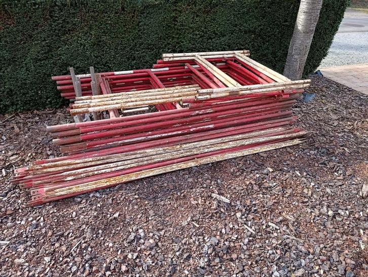 Grande étagère de façade avec 16 cadres à croix, Bricolage & Construction, Échafaudages, Utilisé, Échafaudage de façade, 5 mètres de hauteur ou plus