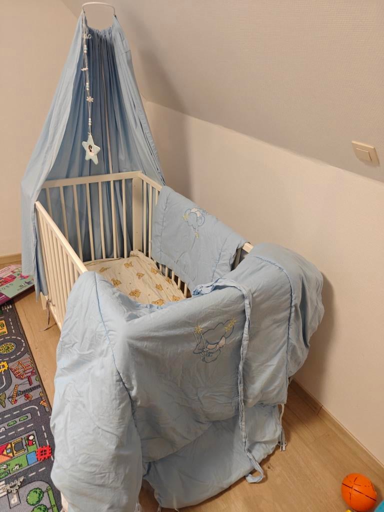 In nieuwstaat met matras en alle toebehoren,extra lakens etc, Kinderen en Baby's, Ophalen