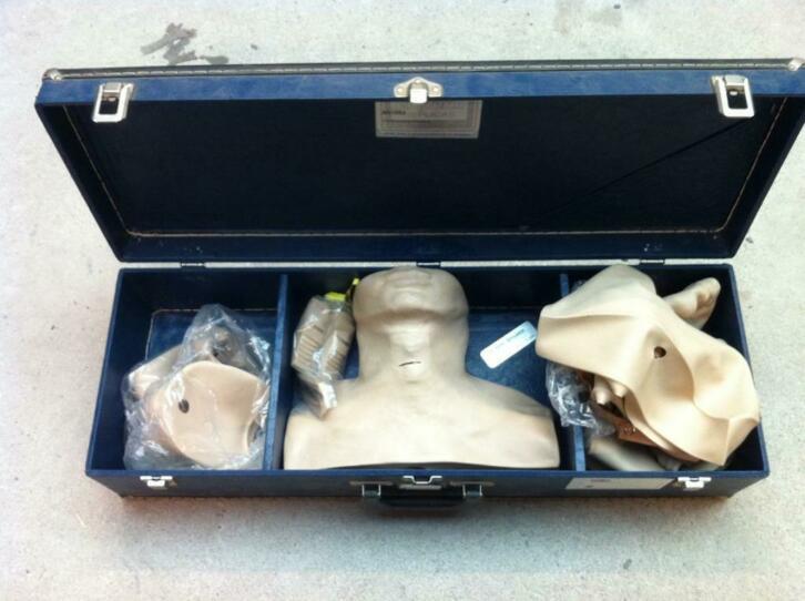 coniotomie of cricothyrotomy simulatie set Nasco life form, Divers, Orthèses, Utilisé, Enlèvement ou Envoi