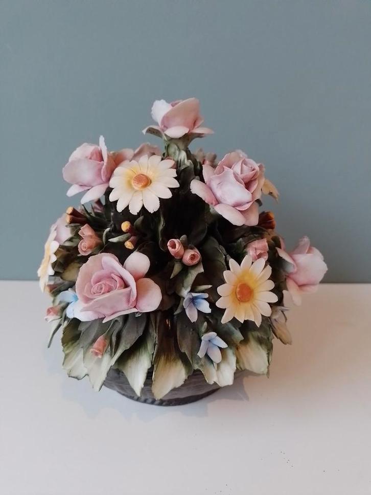 Capo di monte bloemenmandje, Collections, Statues & Figurines, Comme neuf, Autres types, Enlèvement ou Envoi