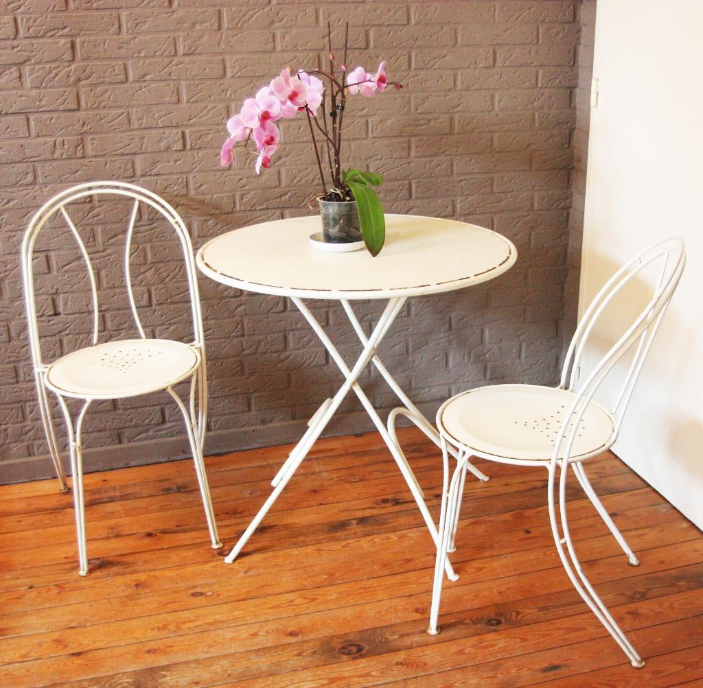 Witte Ronde Tuintafel Met 2 Stoelen / Volledig Uit Metaal, Tuin en Terras, Tuintafels, Ophalen, Zo goed als nieuw, Rond, Metaal
