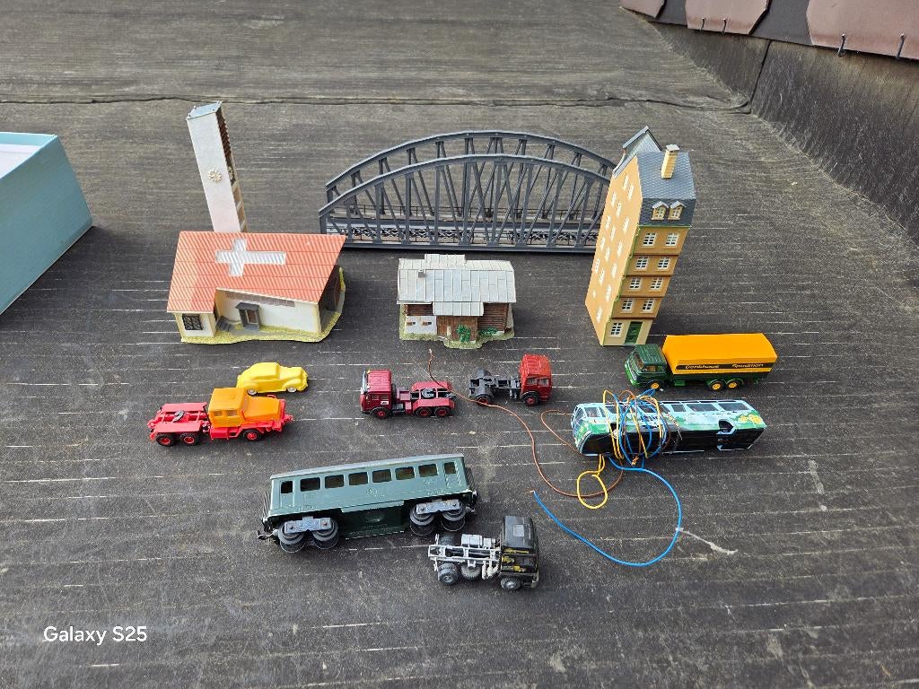 LOT DE DECORS HO+CAMIONS HO+1, Hobby & Loisirs créatifs, Trains miniatures | HO, Utilisé, Pont, Tunnel ou Bâtiment, Autres marques