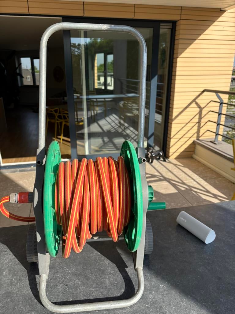 Tuyau d'arrosage sur enrouleur., Jardin & Terrasse, Tuyaux d'arrosage, Enlèvement, Utilisé, Dévidoir