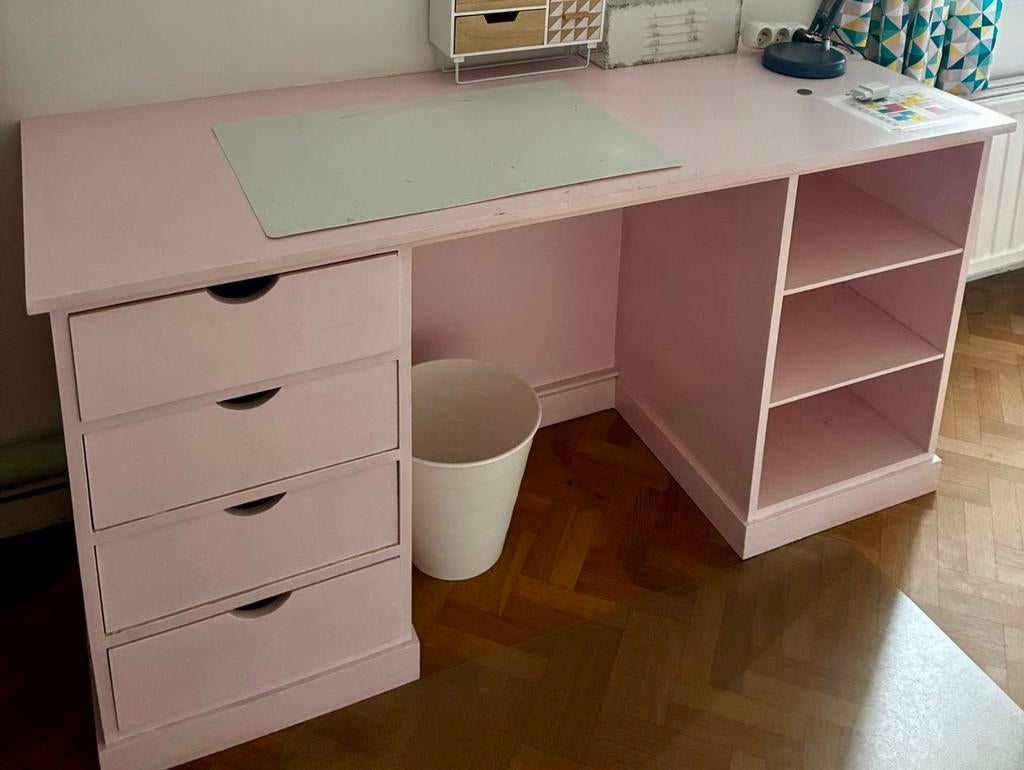 Bureau vol hout, Huis en Inrichting, Ophalen, Zo goed als nieuw, Roze, Hout