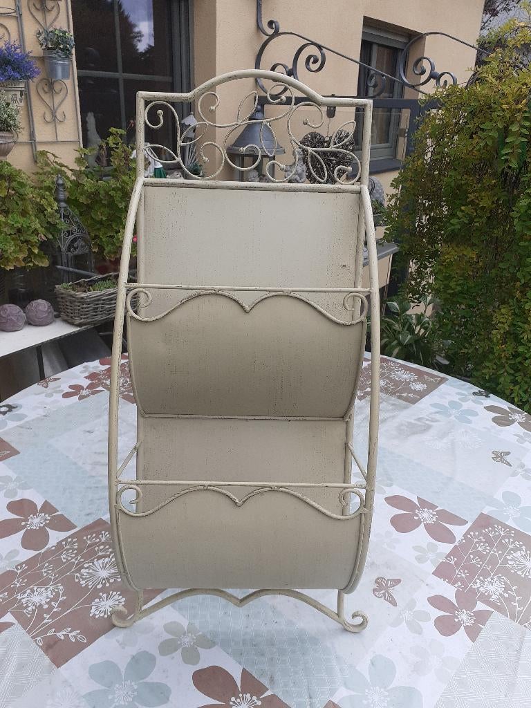 A vendre un porte revues en métal, Maison & Meubles, Accessoires pour la Maison | Porte-journaux & Porte-revues, Enlèvement, Comme neuf