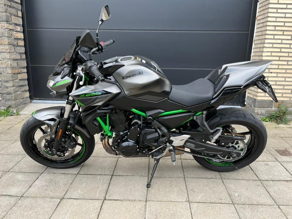Moto Kawasaki Z650 - 2024 - État showroom 2753 KM - Garantie, 2 cilinders, Occasion, Meer dan 35 kW, Handgeschakeld