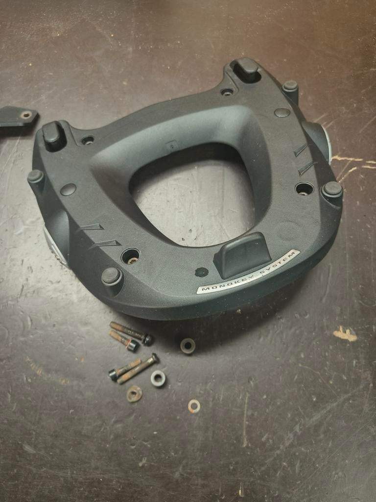 Bodemplaat Givi, Ophalen