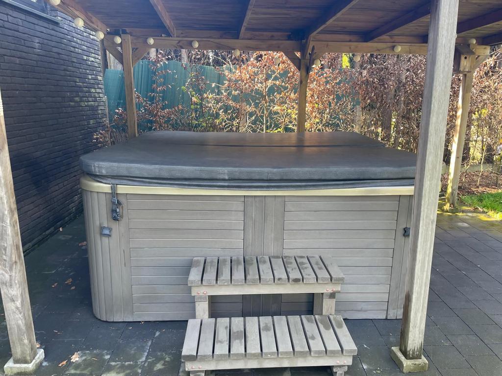 Jacuzzi 5 plaatsen, Ophalen, Gebruikt, Trap, Vast