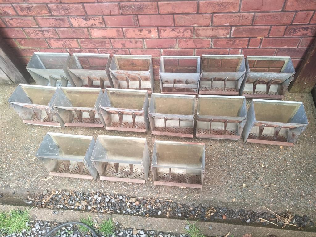 MANGEOIRES pour lapins, cobayes, etc...