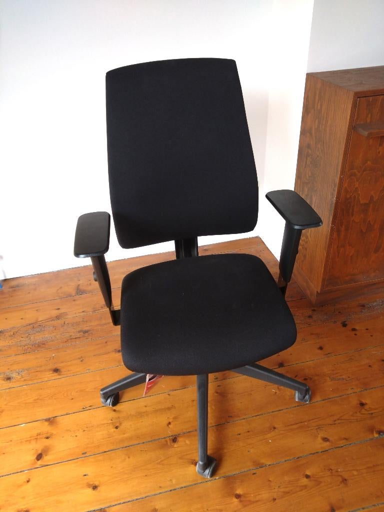 Bureaustoel met armleggers van het Duitse merk Interstuhl, Ophalen, Gebruikt, Zwart, Bureaustoel