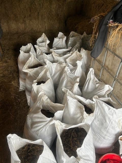 Gratis paardenmest in zakken, Ophalen