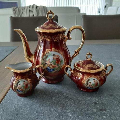 Bavaria mokkaservies bordeauxrood met goud, Antiek en Kunst, Antiek | Servies compleet, Ophalen