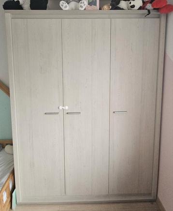 Garde robe, commode, table de chevet beschikbaar voor biedingen