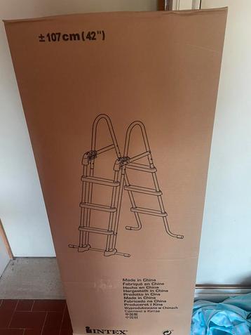 Zwembadladder 107cm beschikbaar voor biedingen