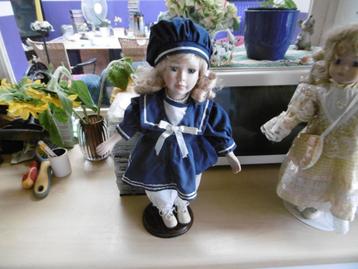 verzamel pop blauw met hoofddeksel beschikbaar voor biedingen