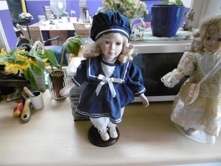 verzamel pop blauw met hoofddeksel, Verzamelen, Poppen, Zo goed als nieuw, Pop, Ophalen of Verzenden