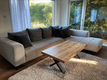 Complete woonkamer tafel / stoel / tv kast / tapijt / bank beschikbaar voor biedingen