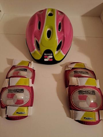 Helm- en elleboog- en kniebeschermers beschikbaar voor biedingen