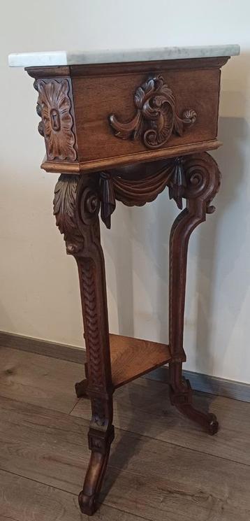 Piedestal in hout  beschikbaar voor biedingen