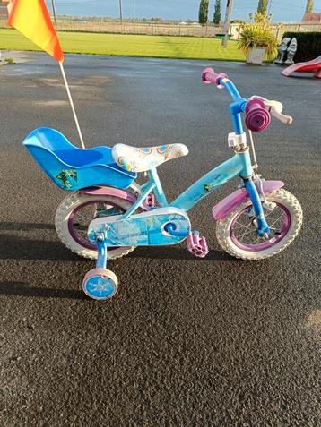 Mooie kinderfiets met steunwieltjes beschikbaar voor biedingen