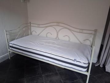 bed met matras beschikbaar voor biedingen