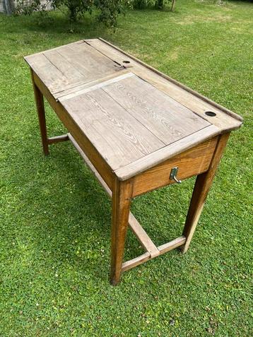 Ancien bureau d’école en bois beschikbaar voor biedingen