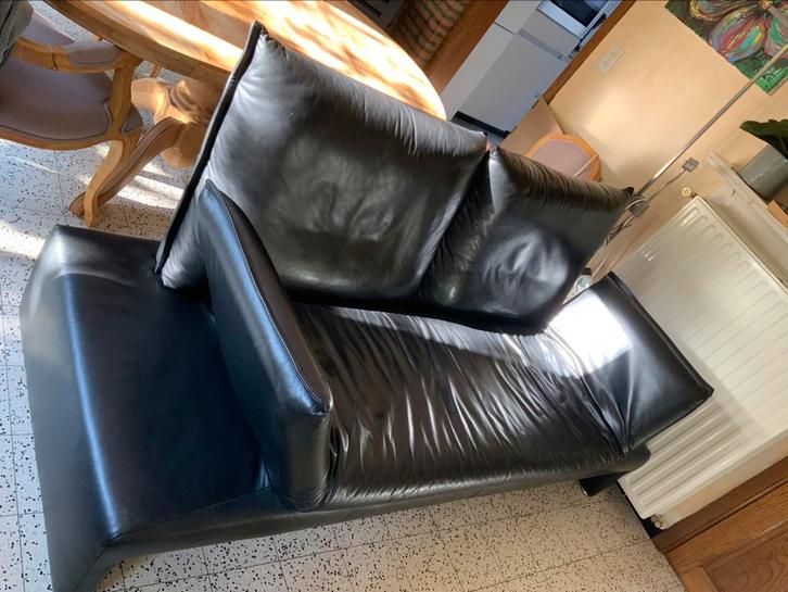 Zwart lederen design zetel met poef merk Koinor, Huis en Inrichting, Zetels | Zetels en Chaises Longues, Zo goed als nieuw, 200 tot 250 cm
