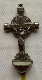 Kruisbeeld met gewijdwaterbakje, Enlèvement