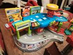 Tut tut bolides garage avec gare de train, Enlèvement, Comme neuf, Circuit