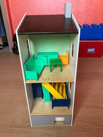 Houten poppenhuis met meubels  beschikbaar voor biedingen