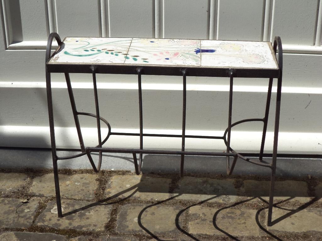 VTG keramiek tegels SNYERS smeedijzer tafeltje krantenrek, Antiquités & Art, Antiquités | Meubles | Tables, Enlèvement