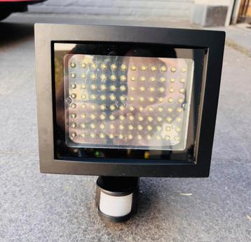 Led spot verstraler buiten.  beschikbaar voor biedingen