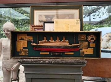 Oud Zeldzaam Titanic Model In Wandkast + Boek Verzamelaar  beschikbaar voor biedingen