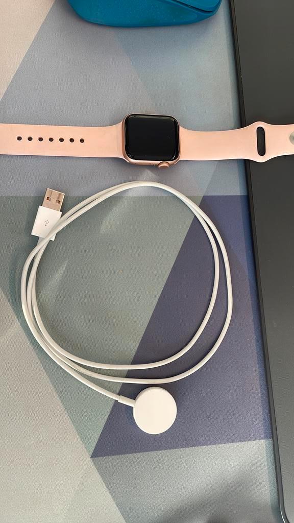 Apple watch se - 40mm gold rose, Handtassen en Accessoires, Smartwatches, Zo goed als nieuw, iOS, Roze, GPS, Waterdicht, Ophalen