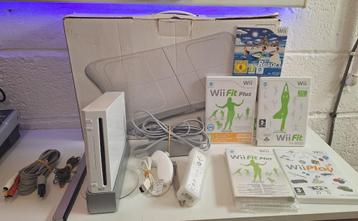 Wii + Balance Board met Wii Fit en Wii Fit Plus, Games en Spelcomputers, Ophalen of Verzenden, Zo goed als nieuw, Met 1 controller