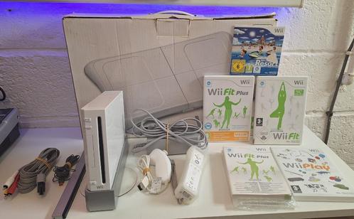 Wii + Balance Board met Wii Fit en Wii Fit Plus, Games en Spelcomputers, Spelcomputers | Nintendo Wii, Zo goed als nieuw, Met 1 controller