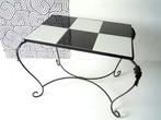 Vintage bijzettafel met z/w tegels, Huis en Inrichting, Ophalen, 55 tot 75 cm, Zo goed als nieuw, Retro - Fifties