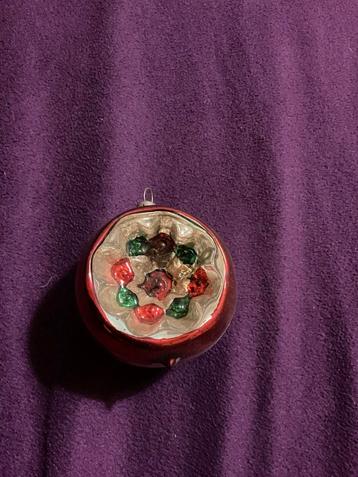 Grote zeer oude kerstbal - deukbal rood beschikbaar voor biedingen