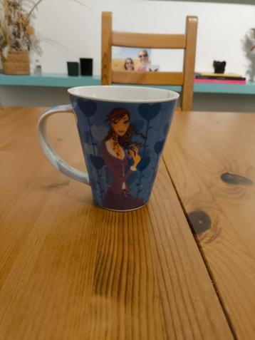 koffietas met vrouw in disneystijl beschikbaar voor biedingen