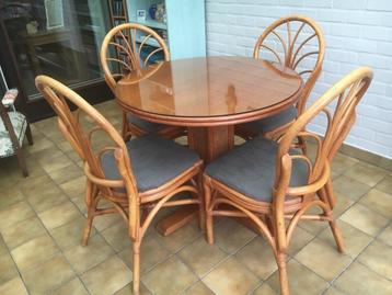 ronde tafel + 4 stoelen en geslepen beschermglas op tafel
