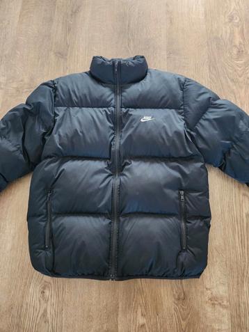 zwarte nike winterjas in maat S. Bijna niet gedragen, dus zo beschikbaar voor biedingen