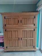 Handgemaakte houten kast met decoratief reliëf, Antiek en Kunst, Ophalen