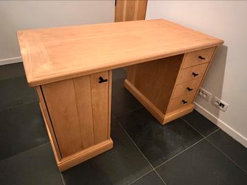Eiken bureau beschikbaar voor biedingen