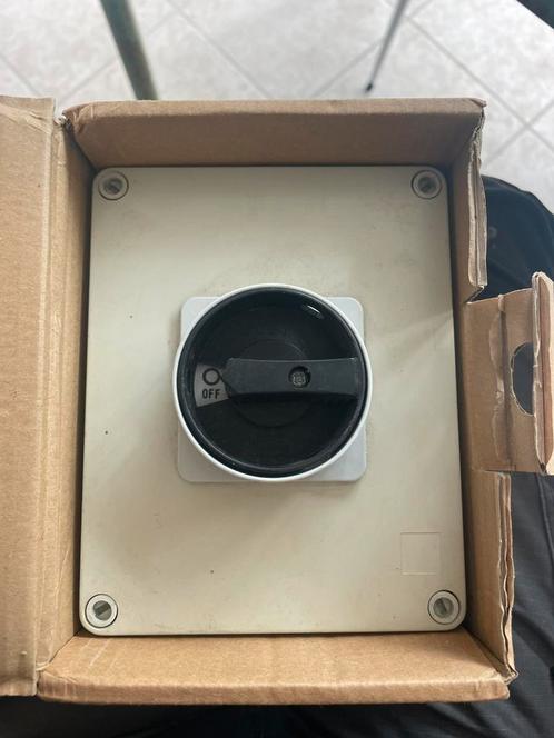 DC scheidingsschakelaar 40A voor pv installatie 4 polig, Doe-het-zelf en Bouw, Zonnepanelen en Toebehoren, Zo goed als nieuw, Overige typen