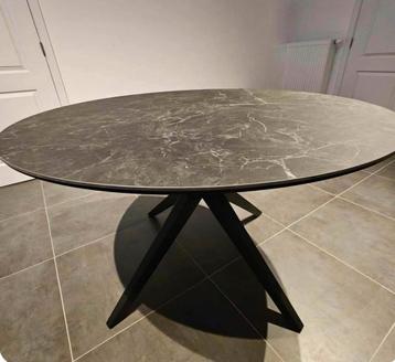 Table ronde imitation marbre gris foncé pour 4 à 6 convives  beschikbaar voor biedingen
